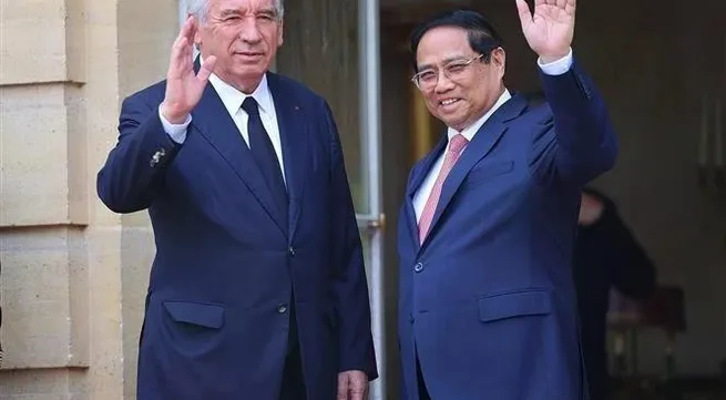 Vietnamese, French Prime Ministers hold talks in Paris