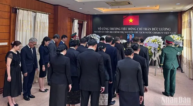 OVs, international friends in Laos pay tribute to former President Tran Duc Luong