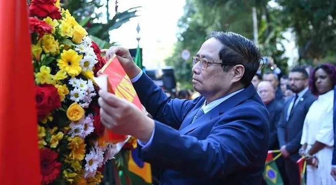 Prime Minister pays floral tribute to President Ho Chi Minh in Brazil