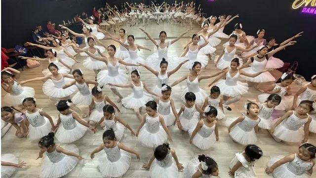 Children to perform Swan Lake ballet in Hanoi