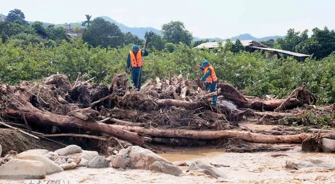 PM requests focused efforts to overcome aftermath of flash floods, landslides in Son La