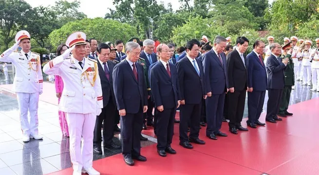 Party, State leaders pay tribute to President Ho Chi Minh, fallen soldiers