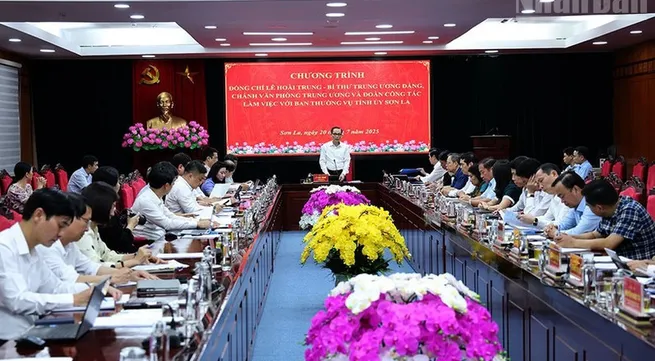 PCC Secretary Le Hoai Trung works with Standing Board of Son La Provincial Party Committee