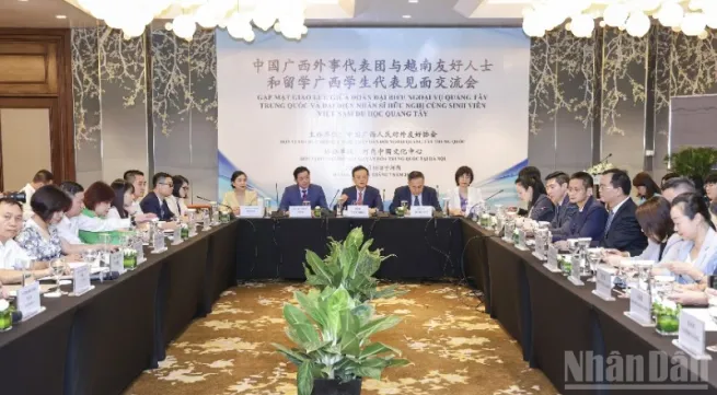 Meeting with Vietnamese scholars and students who studied in Guangxi (China)