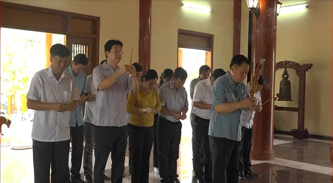 Party official pays tribute and offers incense at Go Cong Martyrs’ Temple
