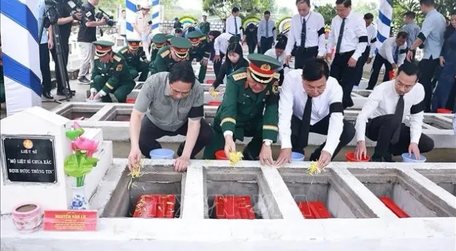 PM honours Vietnamese fallen heroes at An Giang burial ceremony