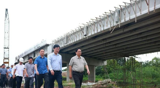 PM inspects expressway projects in Mekong Delta, urges faster progress