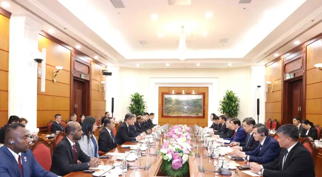 Vietnamese, Singaporean Party officials hold talks