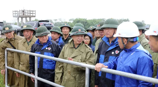 Deputy PM inspects storm preparedness in Hung Yen, Hai Phong
