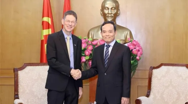 Viet Nam pledges support for AES investment in green energy