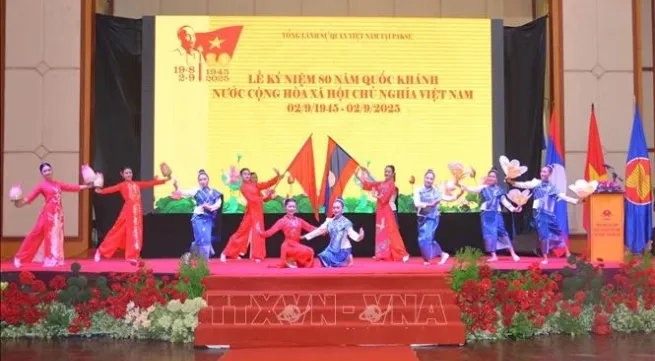 Viet Nam's achievements closely tied to strong Laos friendship: diplomat