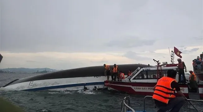 PM orders swift rescue operations following tourist boat capsize in Quang Ninh