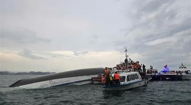 Authorities race to rescue victims of tourist boat sinking in Ha Long Bay