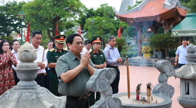 PM pays tribute to President Ho Chi Minh, fallen heroes in Quang Tri
