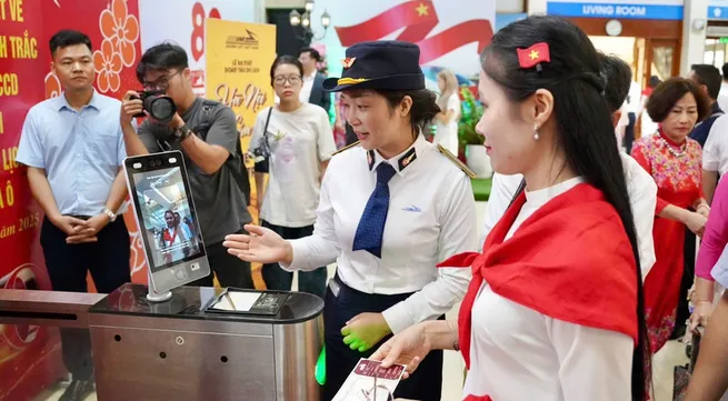 Vietnam Railways unveils Hanoi heritage train, smart ticketing