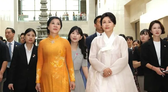 Vietnamese Party chief’s spouse visits RoK national museum