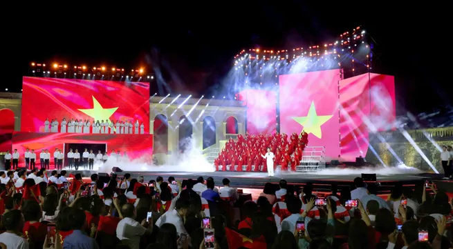 Special political-artistic programme 'Golden Opportunity' spreads aspiration for prosperous Vietnam