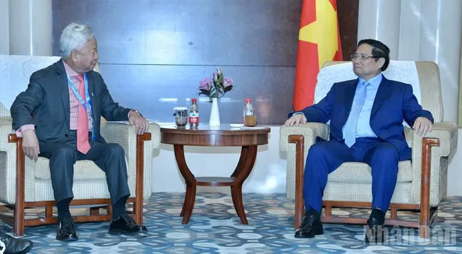 Vietnamese PM Pham Minh Chinh works with leaders of leading Chinese groups in Tianjin