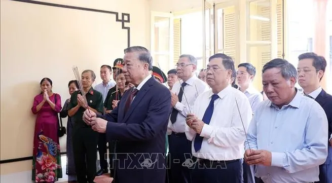 Party chief pays tribute to President Ho Chi Minh at House No. 48 on Hang Ngang street