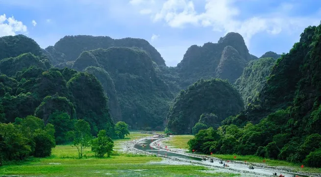 Northern tourist sites light up for National Day holiday