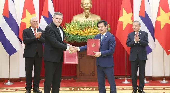 Top Vietnamese, Cuban leaders witness exchange of cooperation documents