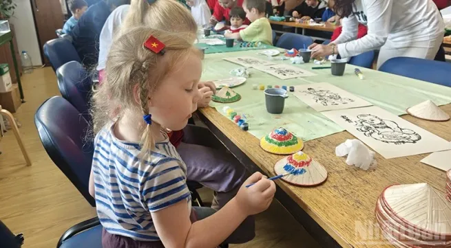 Russian children attracted by introduction to Vietnamese culture