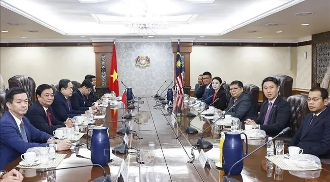 Top Vietnamese legislator holds talks with Speaker of Malaysian House of Representatives