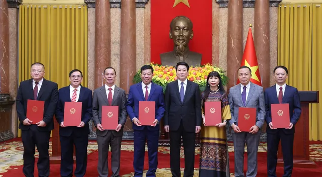 State President presents title of ambassador to diplomats