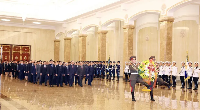 Vietnamese Party leader pays floral tributes to DPRK leaders