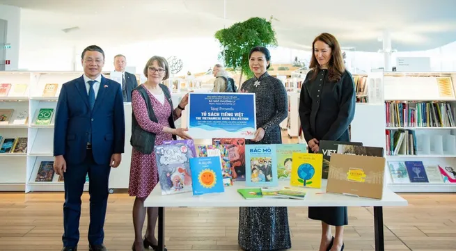 Party leader’s spouse presents Vietnamese bookcase to Helsinki Central Library Oodi