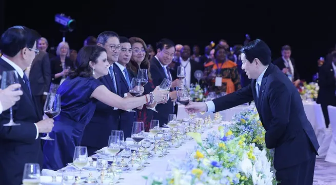 State President hosts banquet for delegates attending Ha Noi Convention signing ceremony
