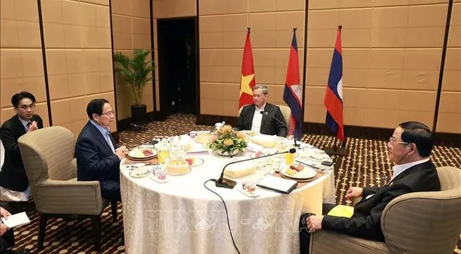 Vietnamese PM holds working breakfast with Cambodian, Lao counterparts