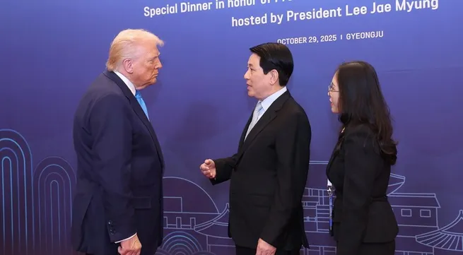 State President meets with US President, world leaders in RoK