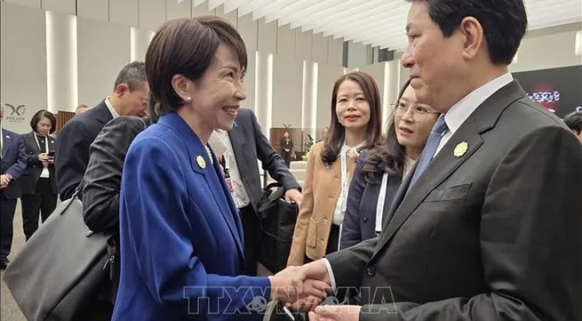 State President meets APEC leaders in RoK