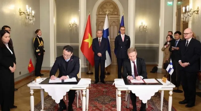 Vietnamese, Finnish leaders witness signing of cooperation documents