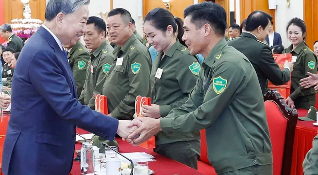 Party chief meets with outstanding individuals joining grassroots security and order protection