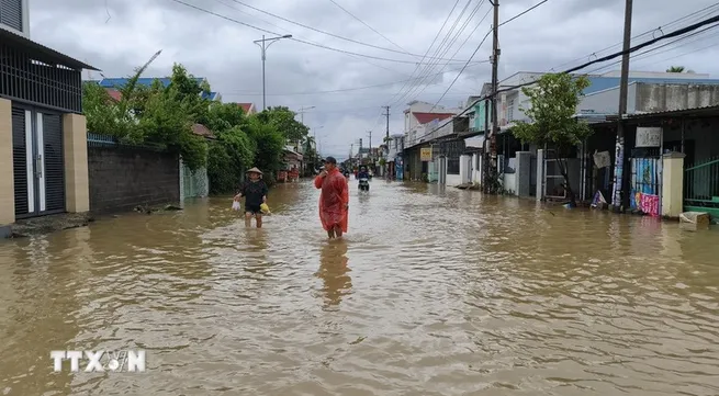 Flooding leaves 9 dead, 6 missing, tens of thousands of homes inundated across central region