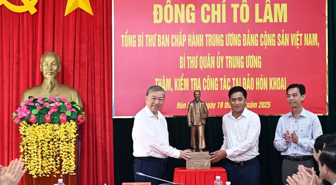 Party leader visits Hon Khoai island in Ca Mau