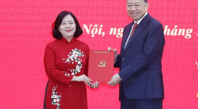 Party chief presents appointment decision of Secretary of VFF, Central Mass Organisations Party Committee