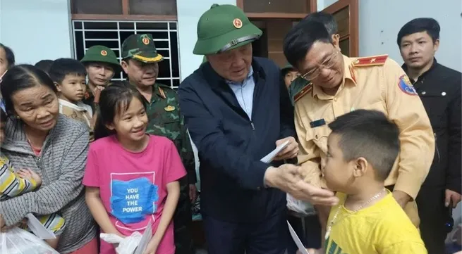 Standing Deputy PM visits flood-affected residents in Dak Lak