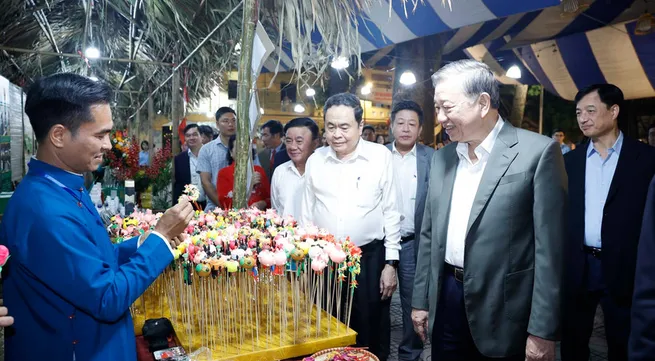 Party chief, NA Chairman attend great national unity festival in Hanoi’s Ba Dinh ward