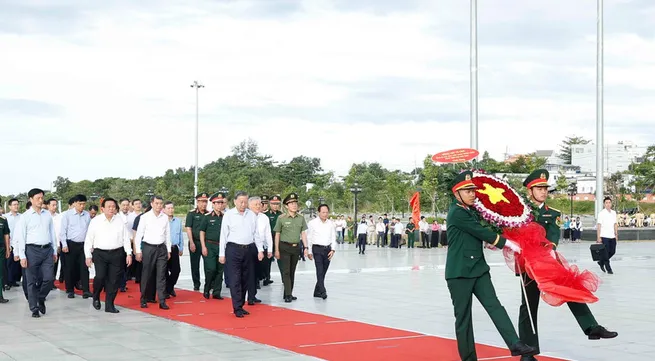Party chief pays floral tributes to President Ho Chi Minh, martyrs in Phu Quoc