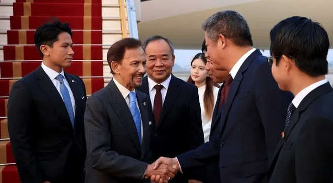 Sultan of Brunei arrives in Ha Noi, beginning state visit to Viet Nam