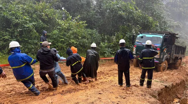 PM urges swift disaster aftermath settlement, production restoration, consumption boost ahead of Tet