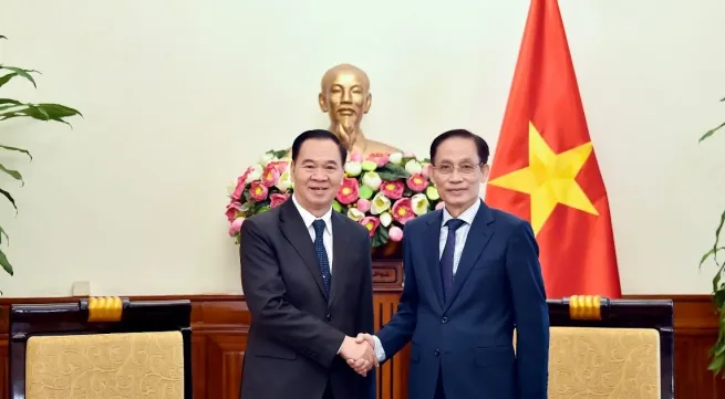 Foreign Minister meets with Lao education-sports minister
