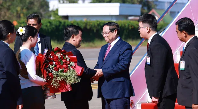 PM arrives in Vientiane for high-level Party meeting, Vietnam–Laos Intergovernmental Committee’s 48th meeting