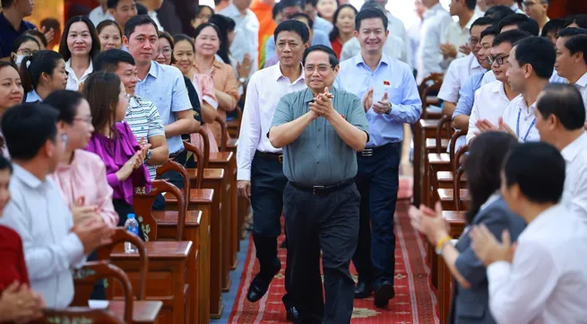 PM meets Can Tho voters, underscores breakthroughs in healthcare, education reforms