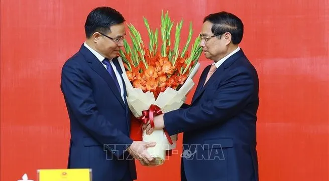 PM hands over decision appointing Acting Minister of Industry and Trade