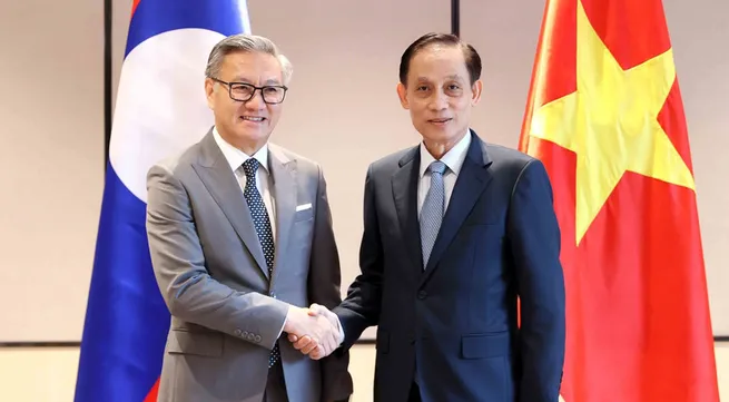 Vietnamese, Lao FMs co-chair 12th political consultation