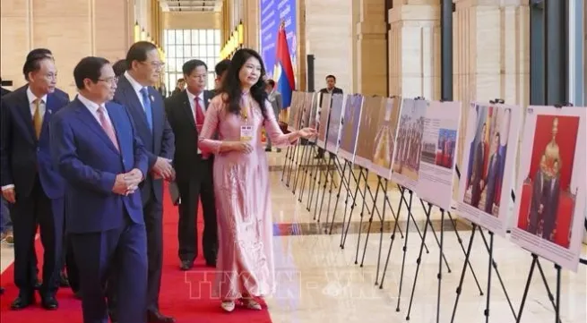 VNA launches photo display of Viet Nam-Laos ties in Vientiane